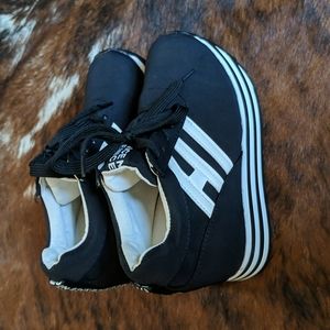 Platform sneakers black and white